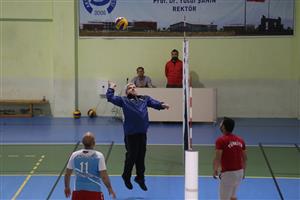 Öğrenciler ve Akademisyenler Voleybol Maçında Bir Araya Geldi