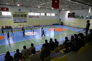 Öğrenciler ve Akademisyenler Voleybol Maçında Bir Araya Geldi