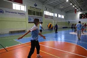 Öğrenciler ve Akademisyenler Voleybol Maçında Bir Araya Geldi