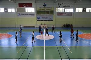 Öğrenciler ve Akademisyenler Voleybol Maçında Bir Araya Geldi