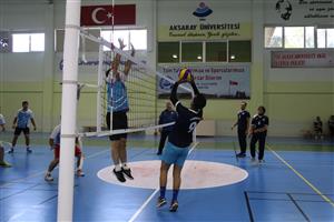 Öğrenciler ve Akademisyenler Voleybol Maçında Bir Araya Geldi