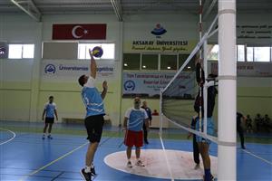 Öğrenciler ve Akademisyenler Voleybol Maçında Bir Araya Geldi