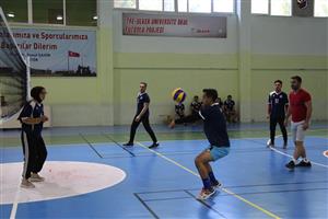 Öğrenciler ve Akademisyenler Voleybol Maçında Bir Araya Geldi