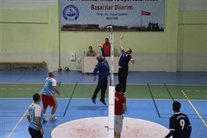 Öğrenciler ve Akademisyenler Voleybol Maçında Bir Araya Geldi